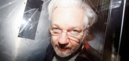 Julian Assange am Montag beim Verlassen des »Westminster Magistr...