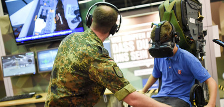 Mit modernen Gadgets versucht die Truppe auf der Computerspielme...