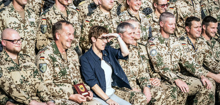 »Tolle Arbeit«: Gruppenbild mit Ministerin im Bundeswehr-»Camp S...