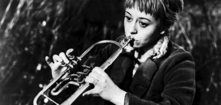 Gelsomina (Giulietta Masina) bemüht sich, es dem Zampanò recht z...