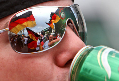 Die Nation, eine kollektive Halluzination: deutscher Fußballfan ... Die Nation, eine kollektive Halluzination: deutscher Fußballfan ...