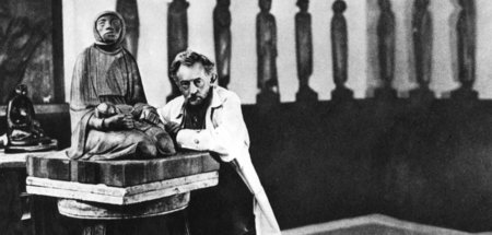 Ernst Barlach um 1935 in seinem Atelier, im Hintergrund der »Fri...