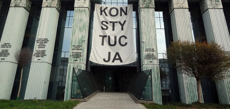 »Verfassung«: Banner über dem Haupteingang des Obersten Gerichts...