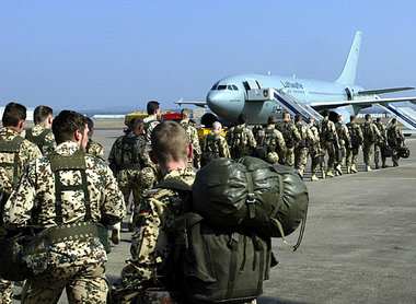 Bundeswehrsoldaten besteigen auf dem Flughafen Köln-Wahn einen A... Bundeswehrsoldaten besteigen auf dem Flughafen Köln-Wahn einen A...