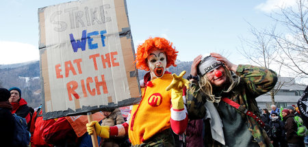 Es ist angerichtet. Protest gegen das Treffen der Wirtschaftsbos...