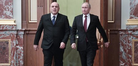 Michail Mischustin und Wladimir Putin am Dienstag auf dem Weg zu
