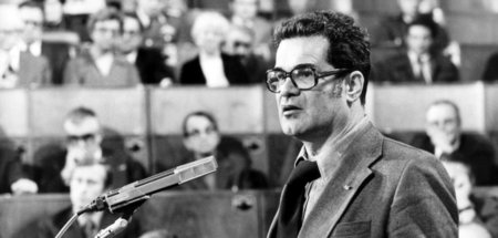 Konrad Wolf stellt im Februar 1977 in Ostberlin im neuen Gebäude...