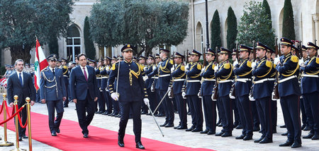 Libanons Ministerpräsident Hassan Diab (3. v. l.) am Mittwoch vo... Libanons Ministerpräsident Hassan Diab (3. v. l.) am Mittwoch vo...