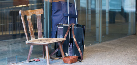 Reichtum vererbt sich, Armut auch: Stuhl eines Straßenmusikers i... Reichtum vererbt sich, Armut auch: Stuhl eines Straßenmusikers i...