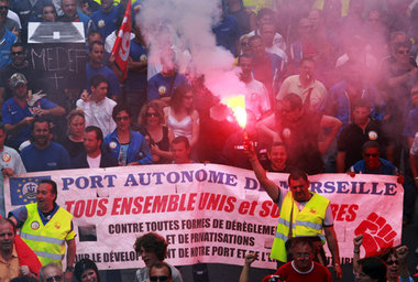 Marseilles Hafenarbeiter und Beschäftigte des öffentlichen Diens...