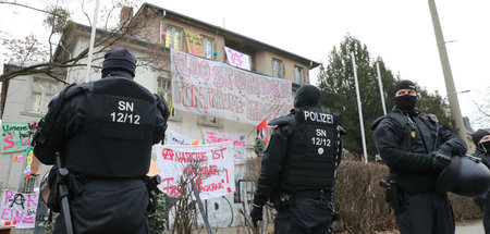 Prompt geräumt: Polizisten am Mittwoch vor einem der besetzten G... Prompt geräumt: Polizisten am Mittwoch vor einem der besetzten G...