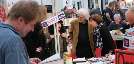 jW-Autor und Publizist Otto Köhler (M.) beim Besuch der Bücher­s...