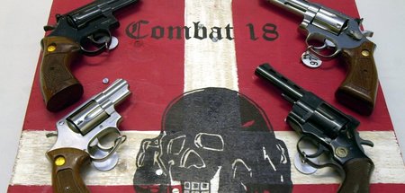 Sichergestellte Waffen und ein Schild der nun verbotenen Vereini... Sichergestellte Waffen und ein Schild der nun verbotenen Vereini...