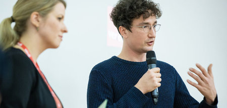 DJU-Vertreterin Miriam Scharlibbe und der Journalist Johannes Fi...