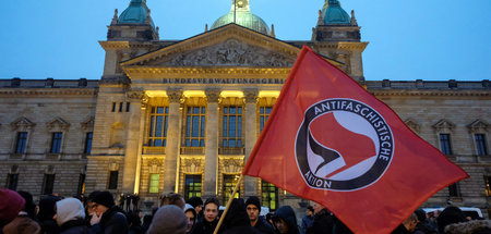 Mehrere hundert Antifaschistinnen und Antifaschisten demonstrier...