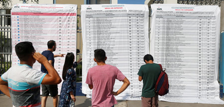Menschen schauen in Lima, in welchen Wahlbüros sie ihre Stimme a...