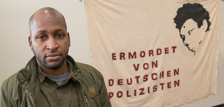 Saliou Diallo (Bruder von Oury Jalloh) auf einer Pressekonferenz...