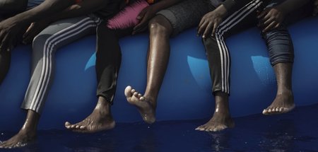 Flüchtlinge auf einem Schlauchboot nördlich von Libyen vor ihrer...