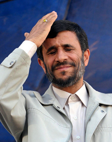Diese Geste gilt im Iran als Ausdruck von Respekt. Mahmud Ahmadi...
