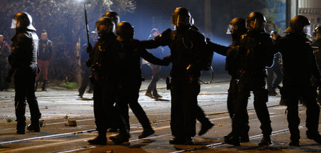 Polizisten in der Silvesternacht im Leipziger Stadtteil Connewit