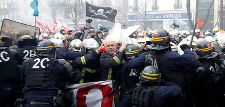 Polizeispezialeinheiten gehen in Paris gegen demonstrierende Feu...