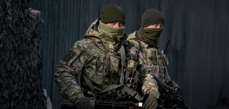 Ukrainische Soldaten in Solote an der Grenze zur »Volksrepublik ...