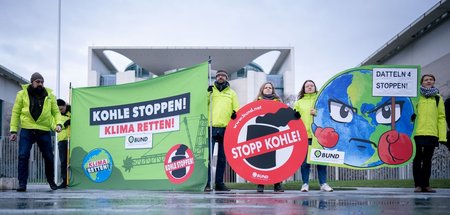 Klimaschützer protestieren am 29. Januar vor dem Berliner Bundes...