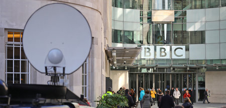 Und raus bist du: Die BBC reagiert auf politische Angriffe mit S