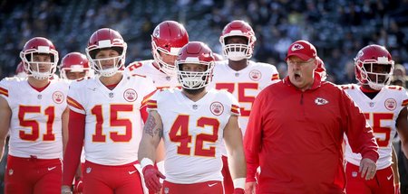 Geniale Offensivspielzüge: Andy Reid (in Rot) instruiert seine K...