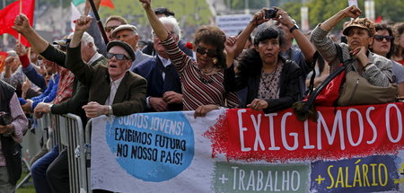 Wie hier am 1. Mai 2015 in Lissabon protestieren die Gewerkschaf...
