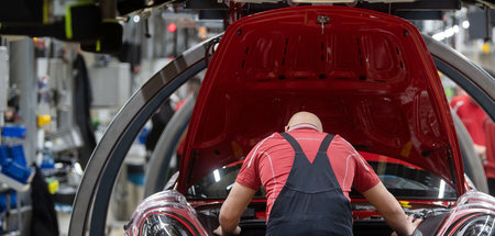 In der Autoindustrie werden zahlreiche Beschäftigte mit Kurzarbe...