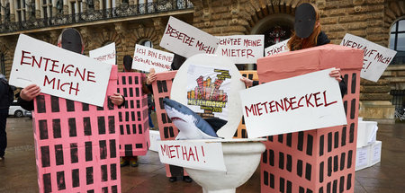 Kostüme gegen das Kapital: Protestaktion gegen »Miethaie« in Ham...