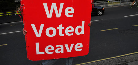 Ein »Brexit«-Befürworter demonstriert vor dem Gebäude des Parlam...