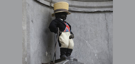 Symbol der Freundschaft: Brüssels Wahrzeichen »Manneken Pis« trä...