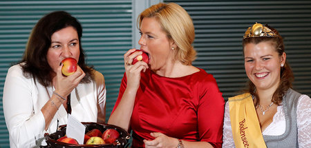 Hoffentlich teures Obst: Ministerin Julia Klöckner (M.) beim Apf... Hoffentlich teures Obst: Ministerin Julia Klöckner (M.) beim Apf...