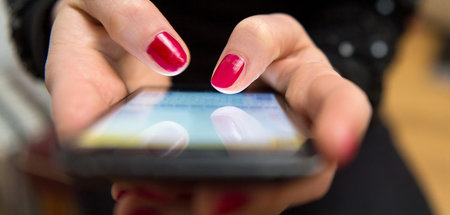 Frau_mit_Smartphone_59407123.jpg