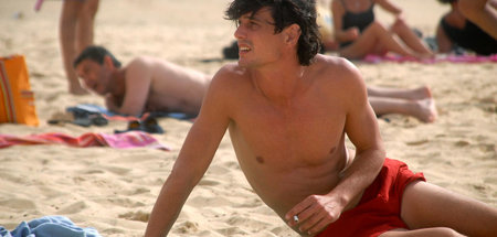 Paul ist plötzlich allein am Strand, nachdem eine Unbekannte des...