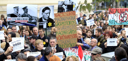 Ungarische Nazigegner protestieren gegen die geplante Aufstellun...