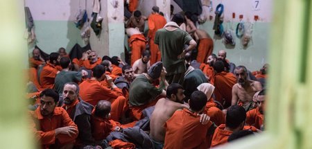 Etwa 100 gefangengenommene Kämpfer des »Islamischen Staats« in e...