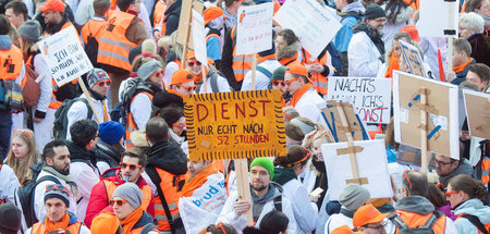 Überstundengeplagte Ärztinnen und Ärzte protestieren am Dienstag...
