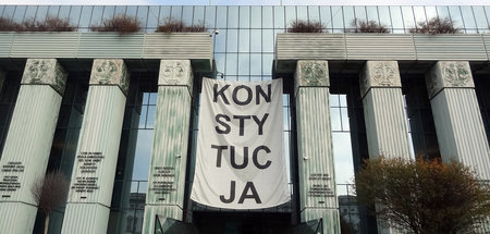 Widerstände gegen Umbau des Justizwesens: Banner mit dem Schrift