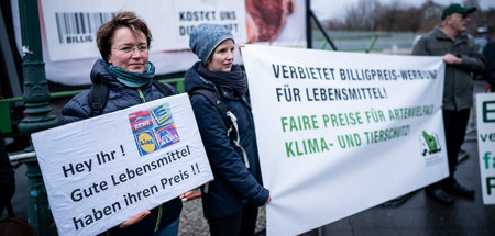 Ärmere Menschen ausgeblendet? Aktivisten und Bauern bei einer Ak...