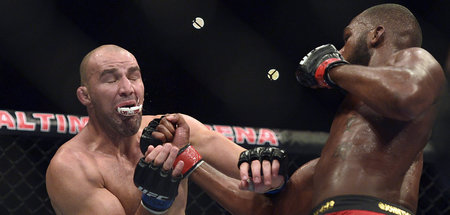 Tut bestimmt weh: Jon Jones (r.) verpasst Glover Teixeira einen ...
