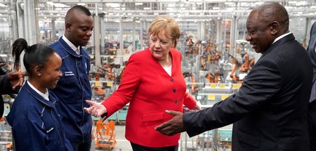 Kanzlerin Angela Merkel (M.) mit Südafrikas Präsident Cyril Rama...