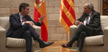 Spaniens Ministerpräsident Pedro Sánchez (l.) und Kataloniens Pr...