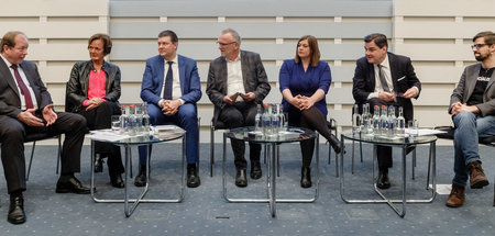 Langweilt irgendwann: Podiumsdiskussion mit Spitzenvertretern de...