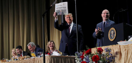 Die Demokraten verhelfen Trump (M.) Sieg – wenn sie nicht endlic...