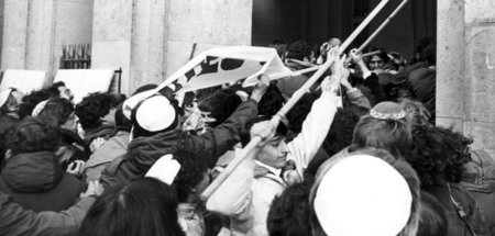 Wut auf die Mörder: Demonstranten, zum größten Teil aus Frankrei...