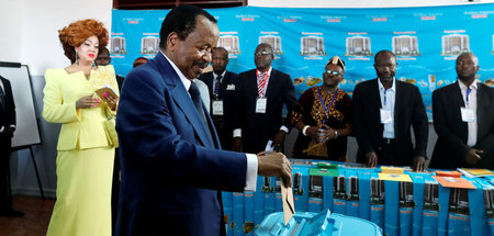 Symbolische Demokratie: Stimmabgabe von Staatschef Paul Biya bei...
