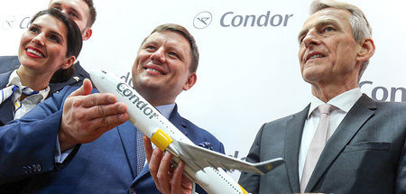 Lot-Chef Rafal Milczarski (M.) hat Condor in der Hand: Am Tag de...